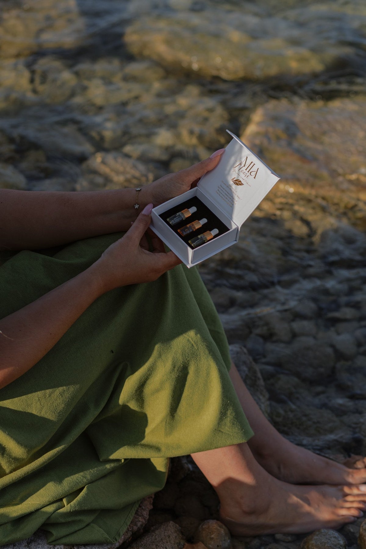 Opening the Mia Noore Discovery Set by the lake